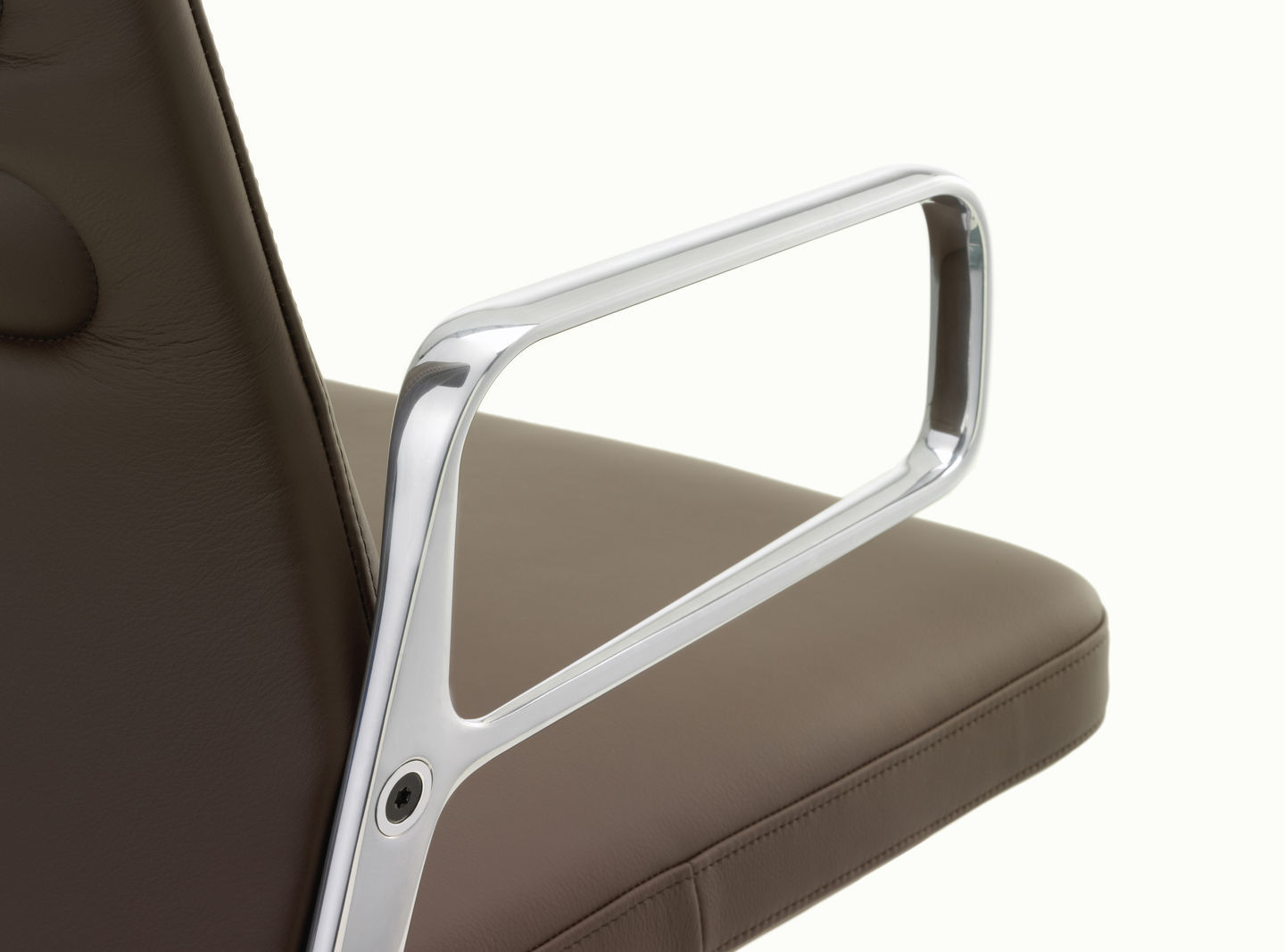 Detailaufnahme des AC5 Studio Bürodrehstuhls von Vitra, braunes Leder mit verchromter Armlehne.