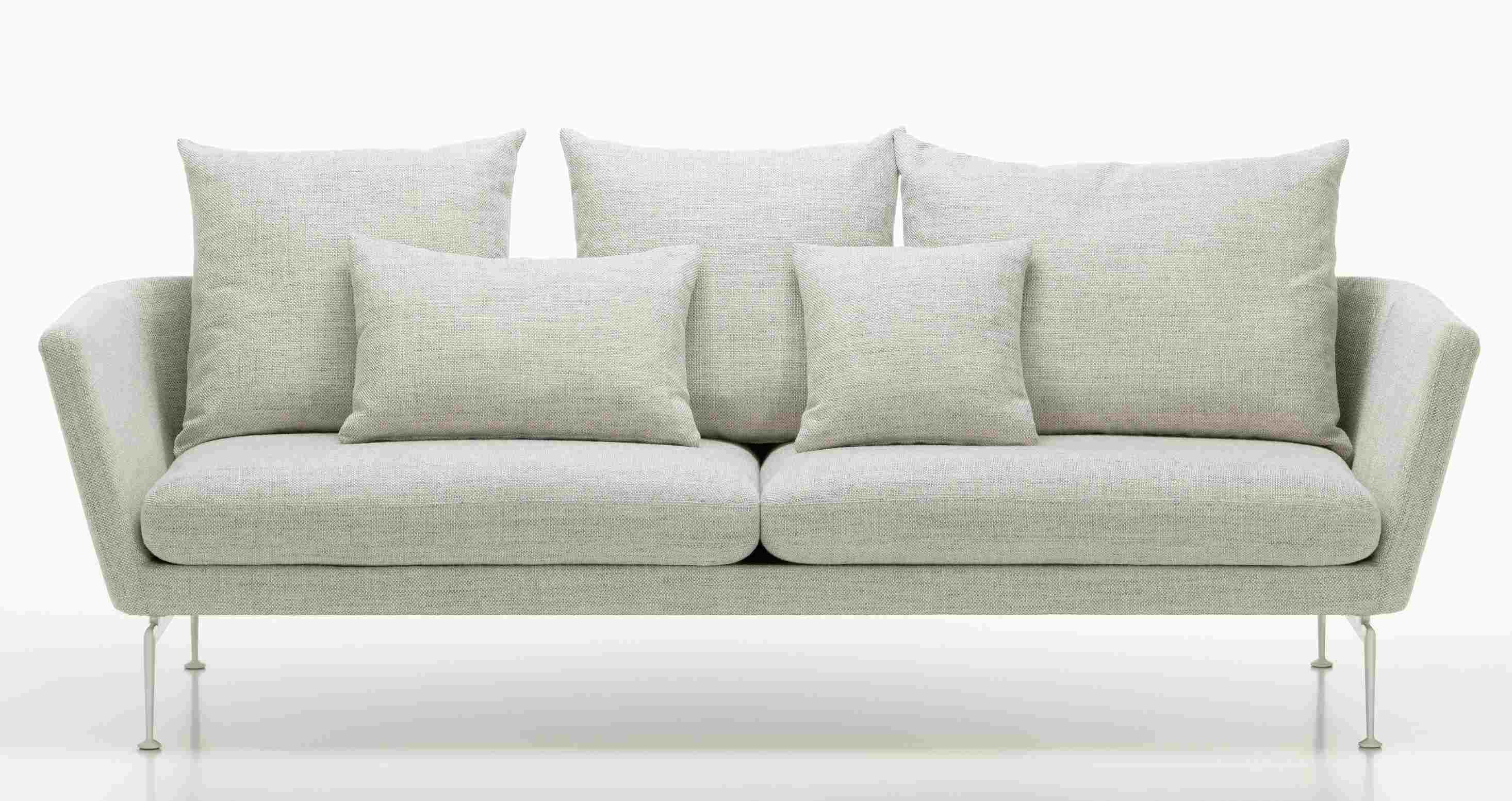 Helles Suita Sofa 3-Sitzer von Vitra mit Kissen und Metallfüßen vor weißem Hintergrund.