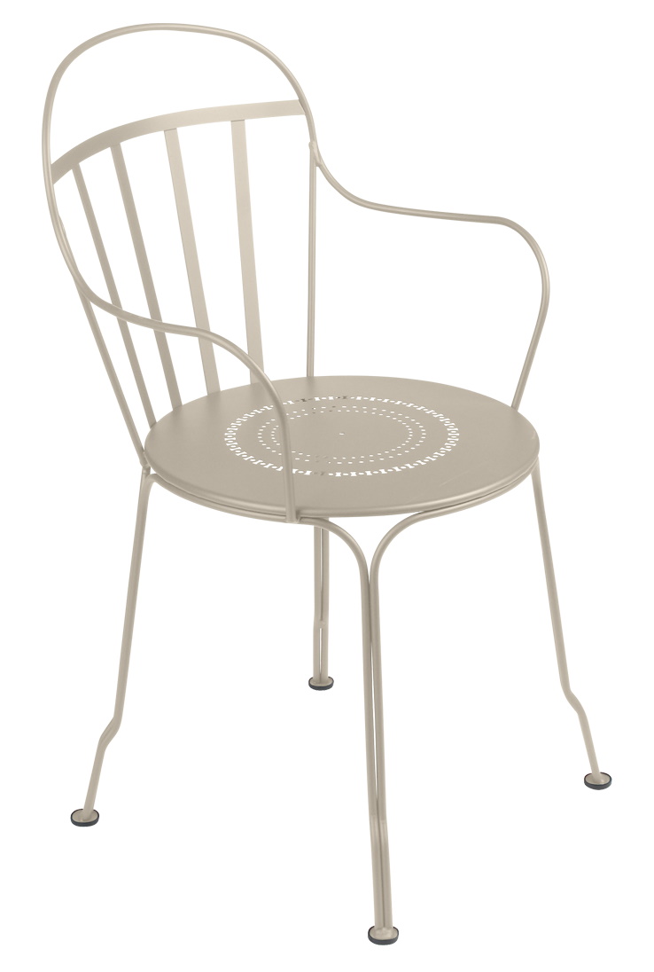 Louvre Stuhl Outdoor Fermob, bequemer Gartenstuhl aus Metall in Beige mit Armlehnen und filigranem Design.