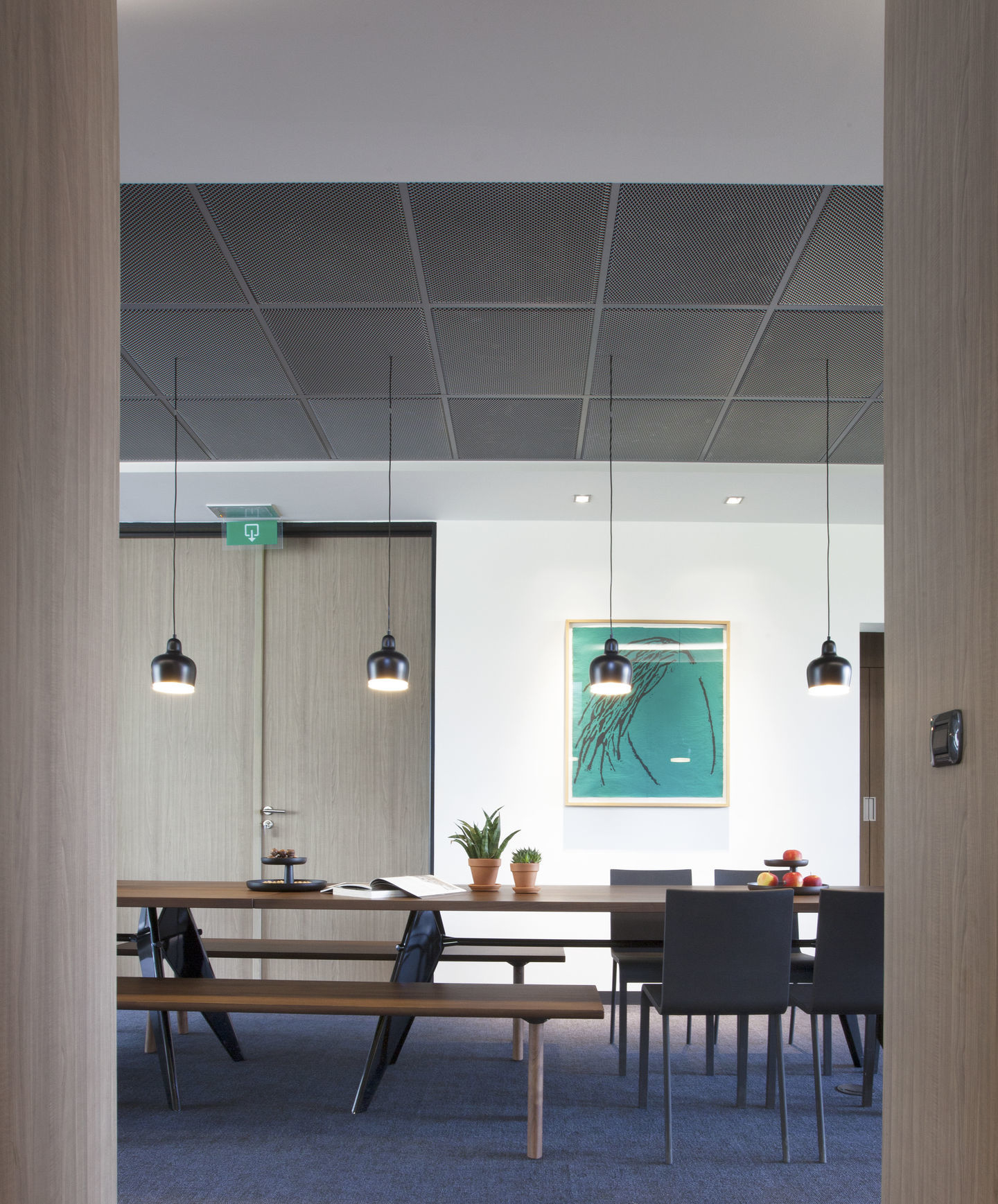 Esszimmer mit Holztisch, Sitzbank und .03 Stühlen von Vitra, ideal für modernes Wohnen.