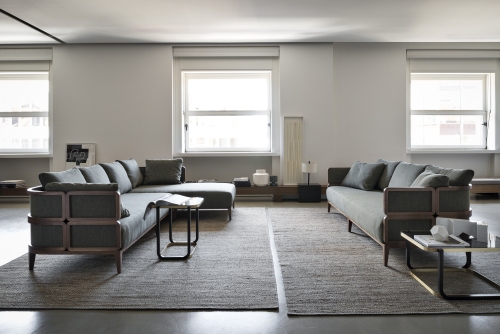 Helles Wohnzimmer mit zwei grauen Sofas und Duet B Couchtisch von Wiener GTV Design.