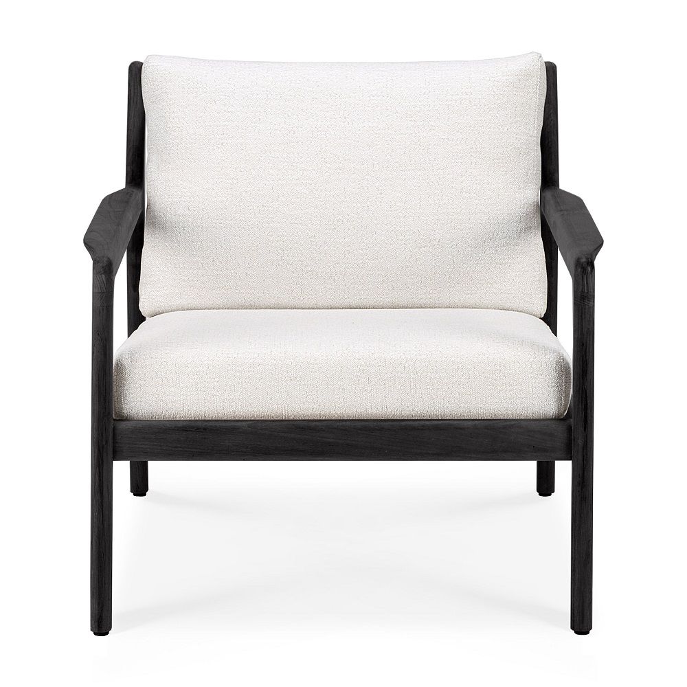 Jack Outdoor Loungesessel von Ethnicraft: Schwarzer Teakholzrahmen mit weißen Polsterkissen, ideal für den Garten.