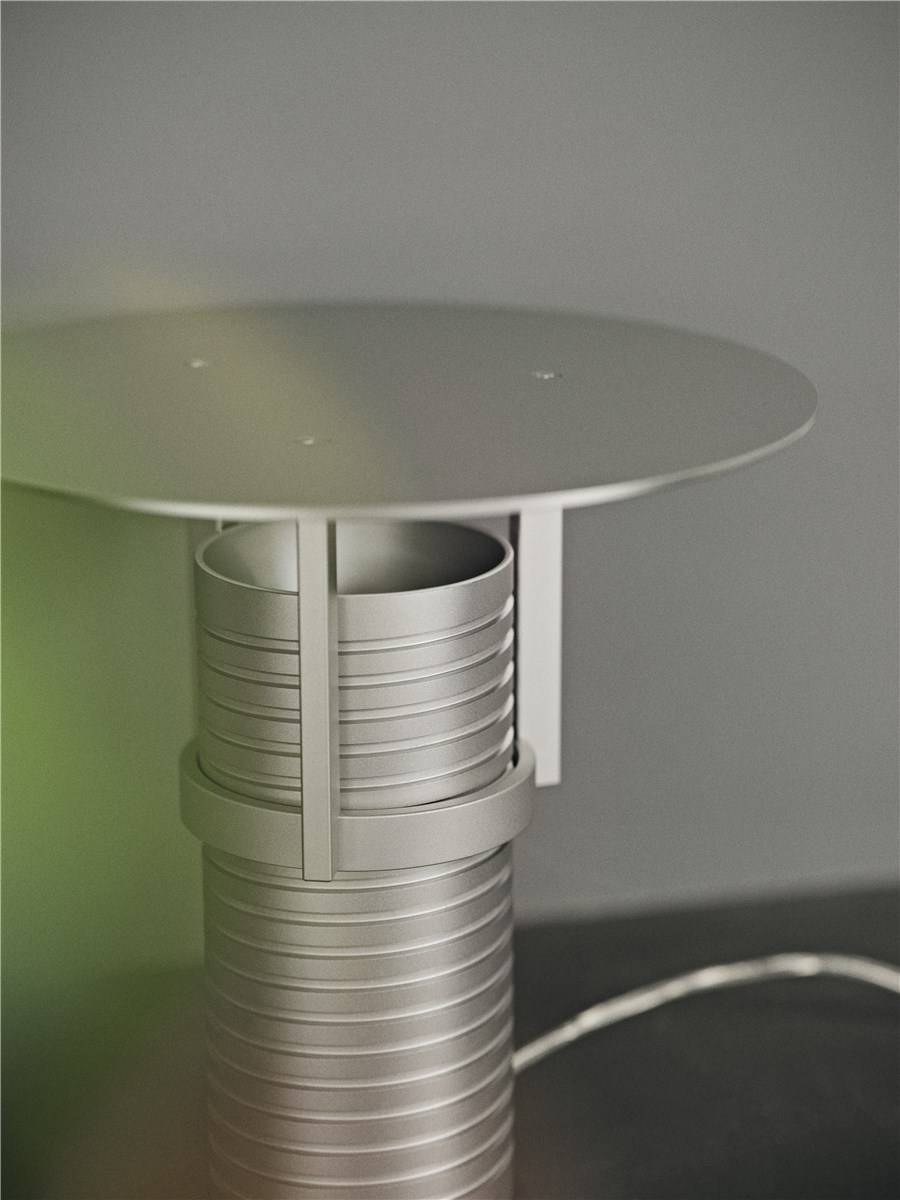 Nahaufnahme der modernen Muuto Set Tischleuchte in Silber, minimalistisches Design für Nachttisch oder Schreibtisch.