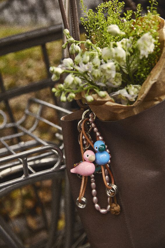Vogel Rosa sleutelhanger van zilverkleurig metaal met natuurlijk leer van Kay Bojesen