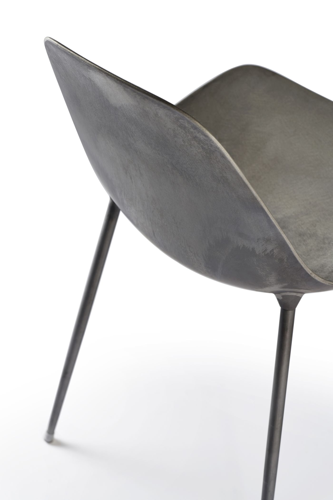 Mammamia Stuhl von Opinion Ciatti, Raw-Finish, Metallstuhl mit drei Beinen, modernes Design.