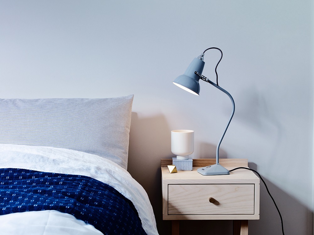 Anglepoise Original 1227 Mini Tischleuchte in Jet Schwarz auf Nachttisch neben Bett.
