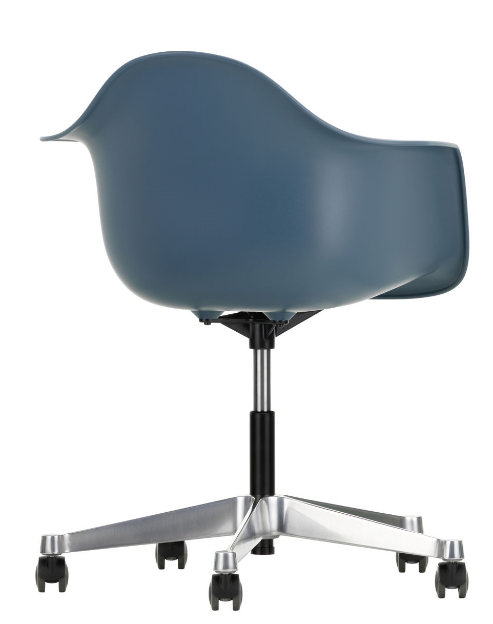 Blauer Eames Plastic Arm Chair PACC Stuhl von Vitra mit Rollen, Ansicht von hinten.