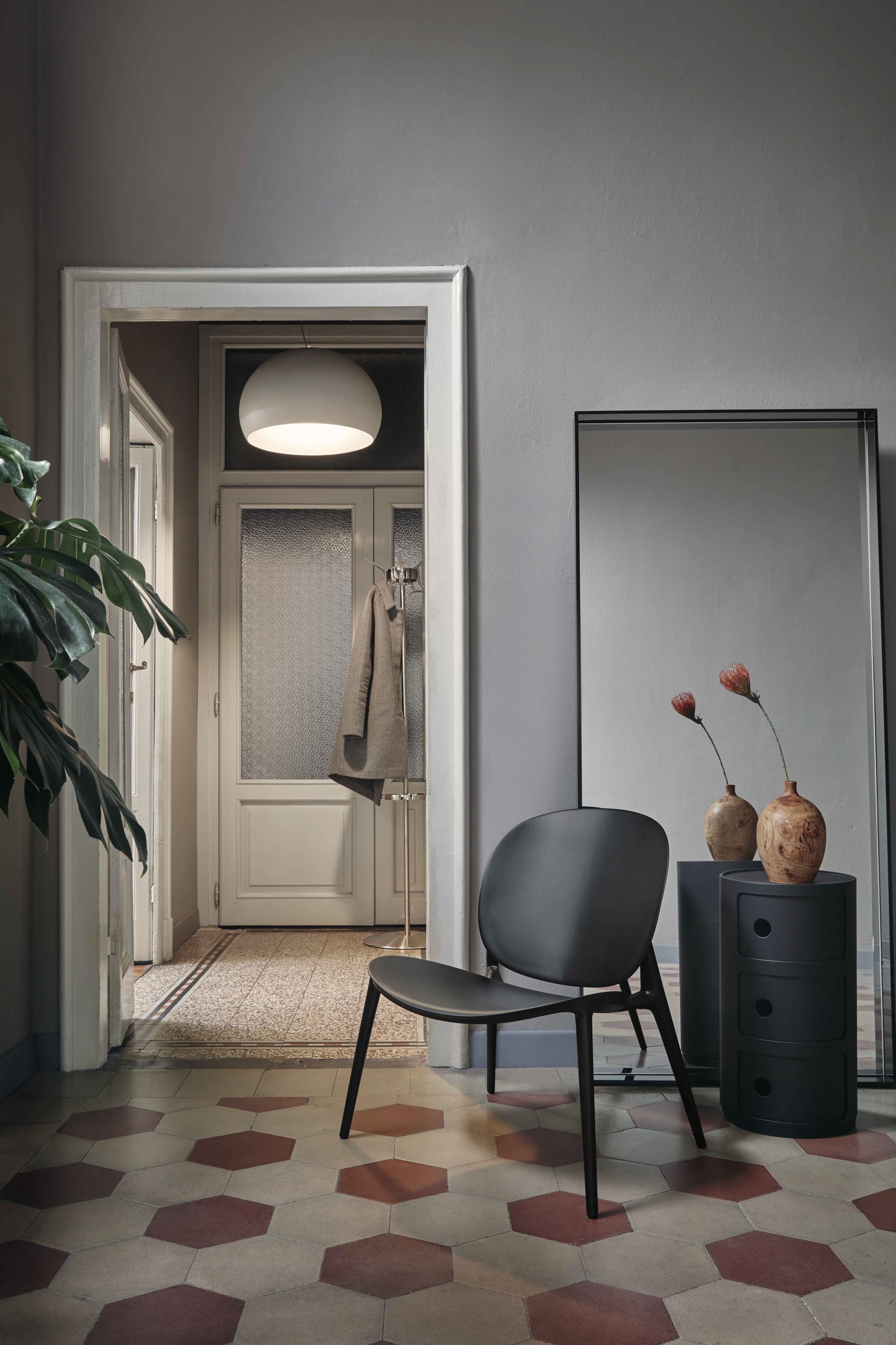 Schwarzer Kartell Be Bop Stuhl im Interieur, moderner Designstuhl für drinnen und draußen.