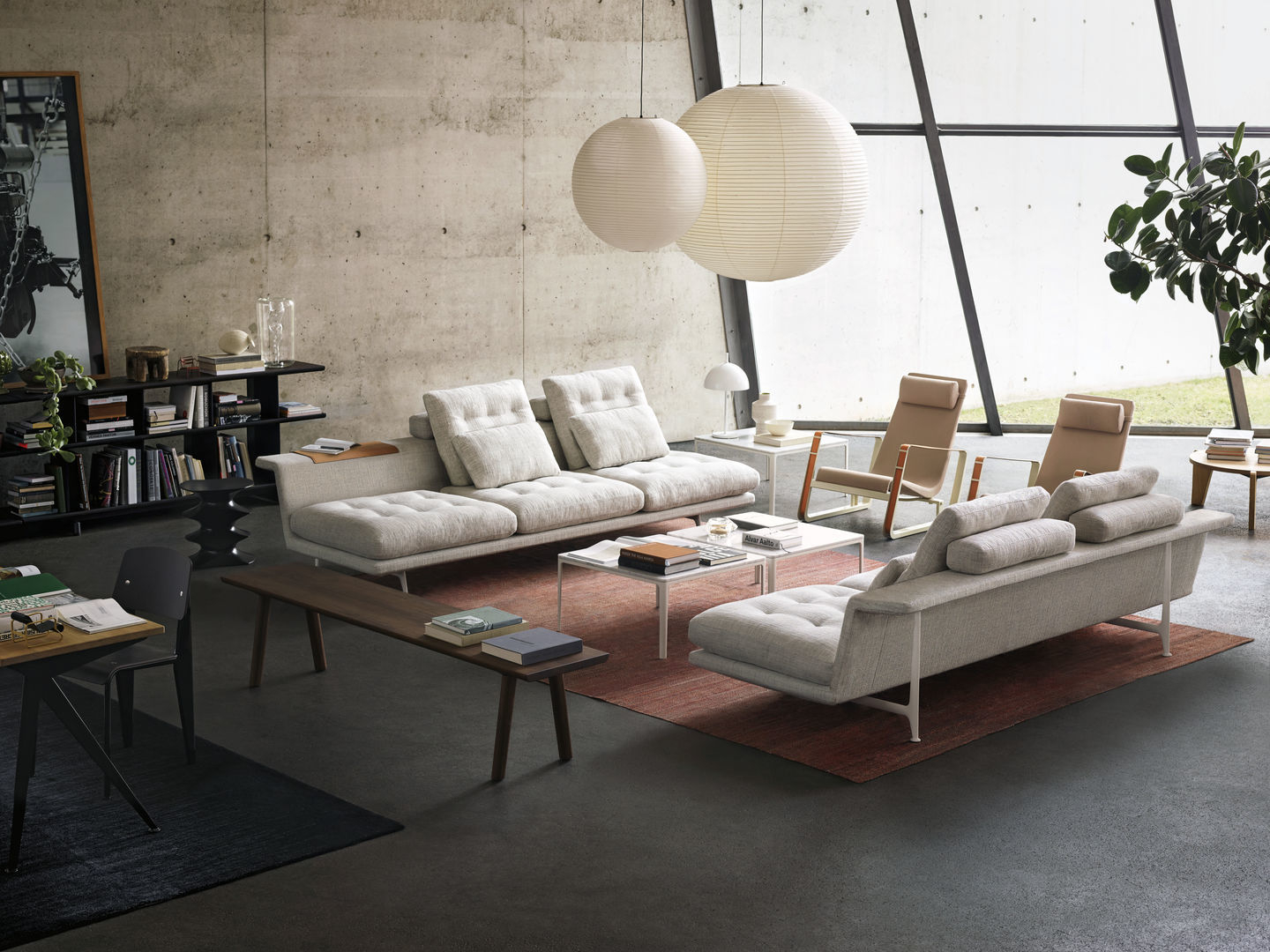 Helles Wohnzimmer mit Vitra Grand Sofa 3-Sitzer, Sesseln, Couchtisch und Pendelleuchten für modernes Wohnen.