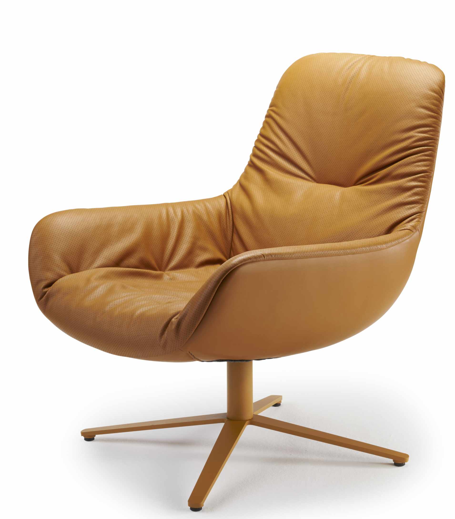 Goldener Leya Lounge Chair mit Lederbezug und Drehfuß, ein Design-Sessel für Wohnzimmer.