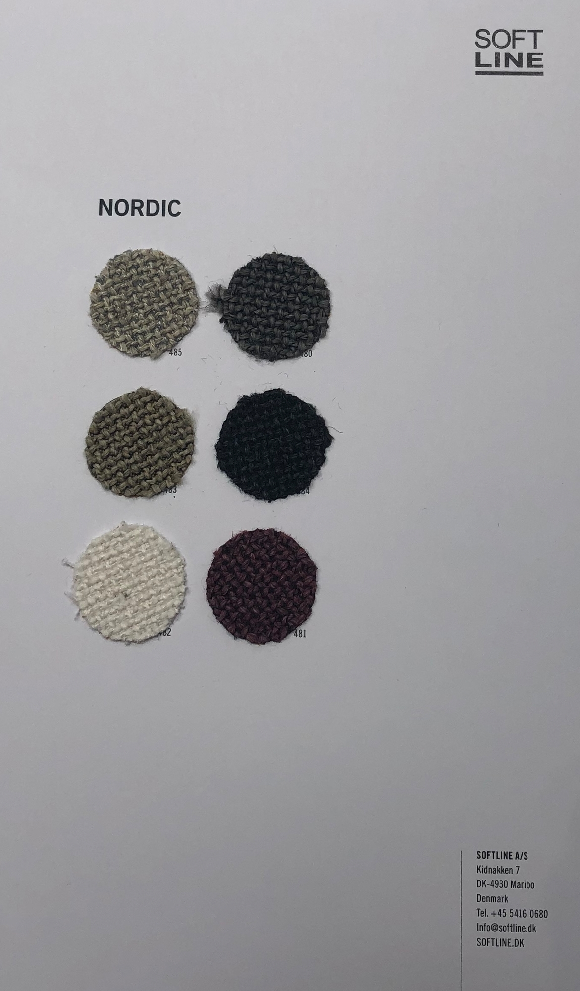 Stoffmusterkarte Nordic Softline mit runden Stoffmustern in Beige, Grau, Schwarz, Weiß und Burgunderrot.