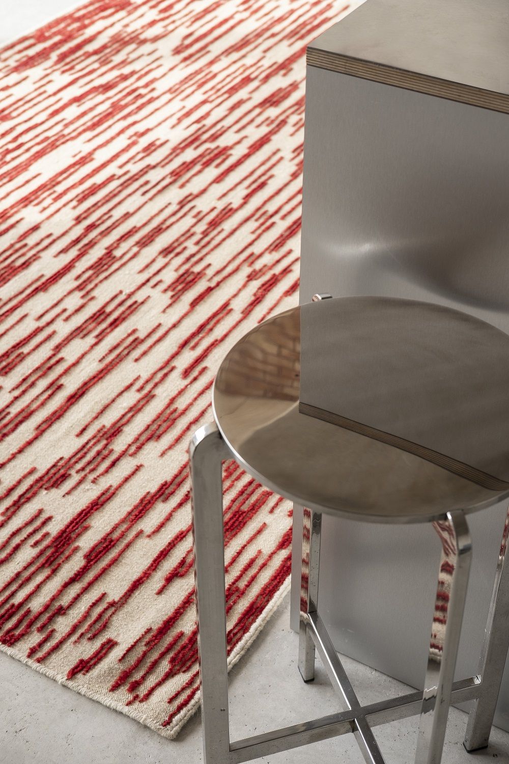 Detailaufnahme des Nanimarquina Doblecara Rug Teppichs mit rotem Muster und modernem Design.
