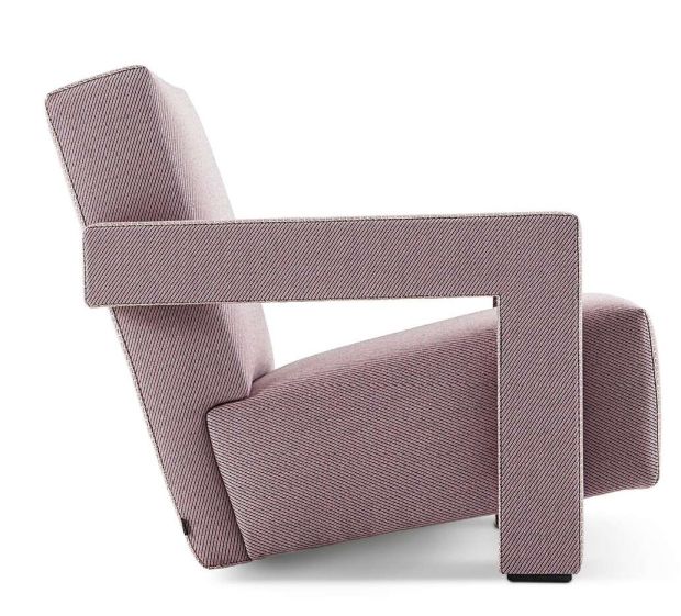 Cassina Utrecht Sessel 637 in Rosa, seitliche Ansicht, moderner Design-Sessel mit Stoffbezug.