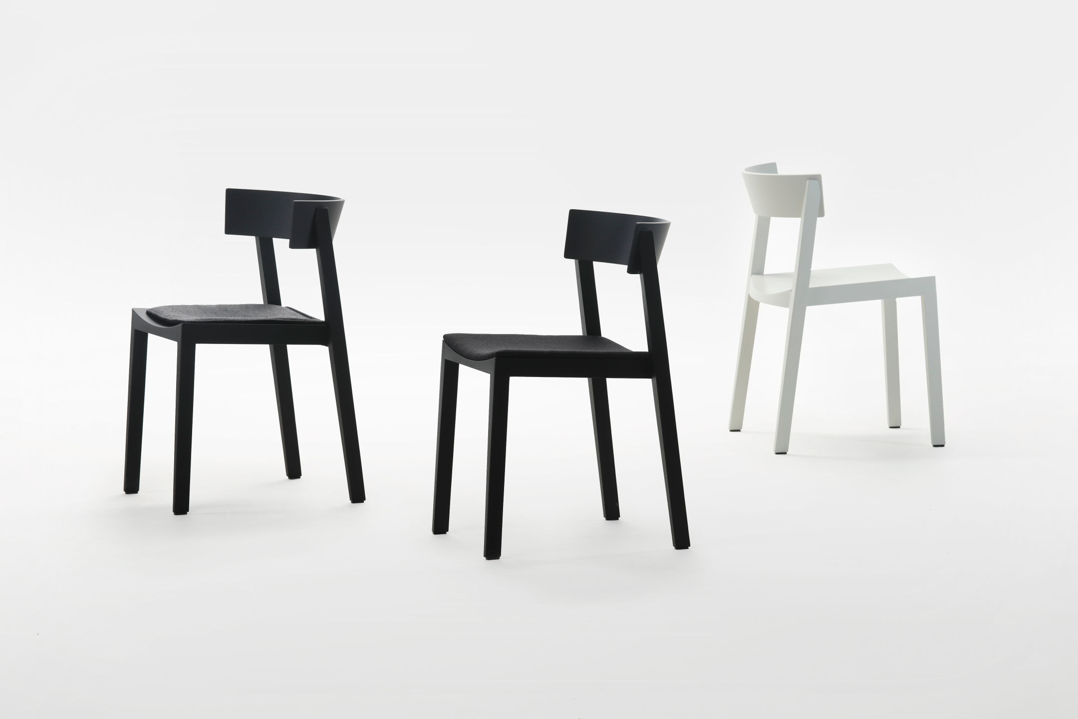 Drei Bik Stühle von Prostoria in Schwarz und Weiß, moderne Holzstühle mit gepolsterten Sitzen.