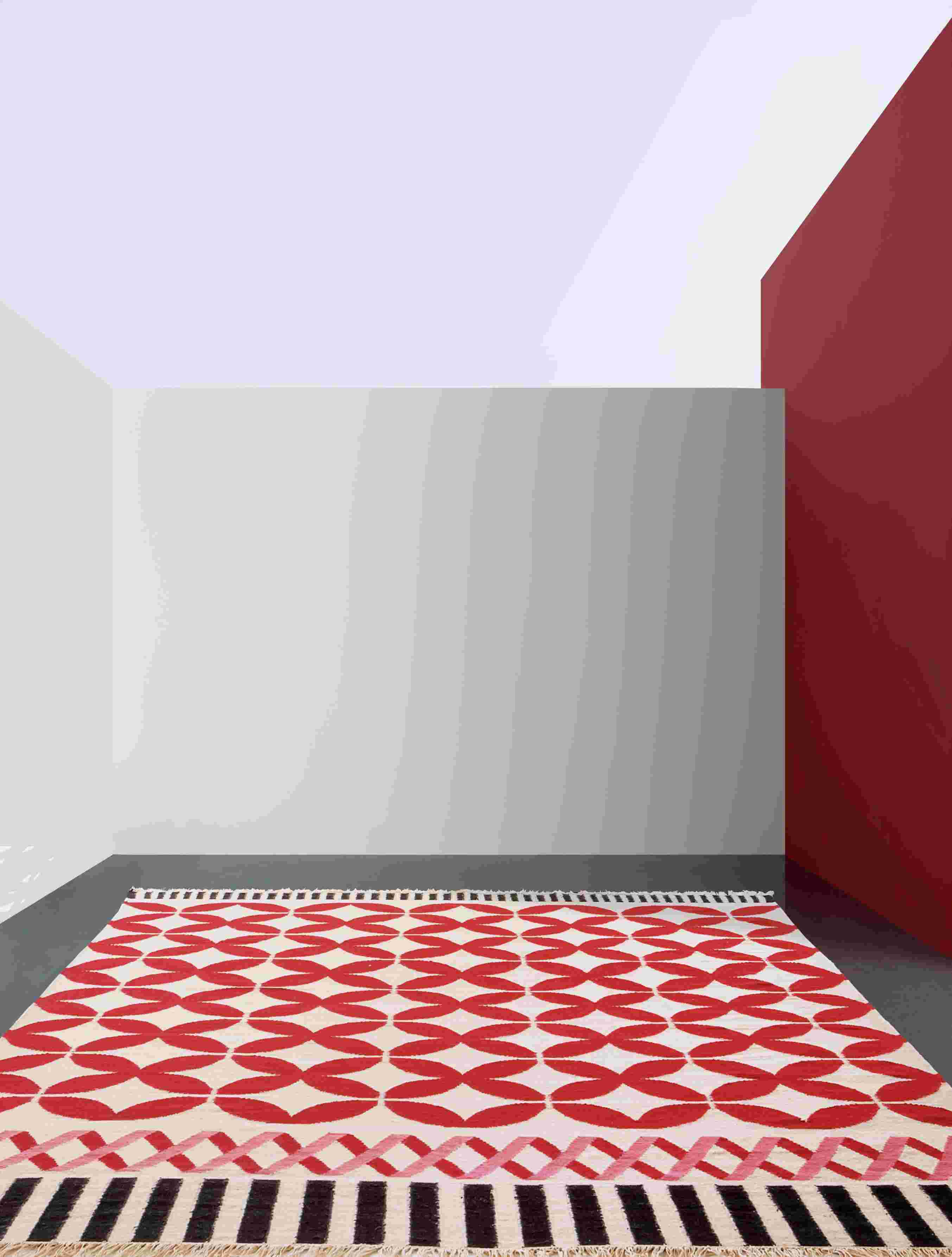 Kilim Catania Teppich: Handgewebter Wollteppich in Rot und Weiß mit geometrischem Muster und Fransen.