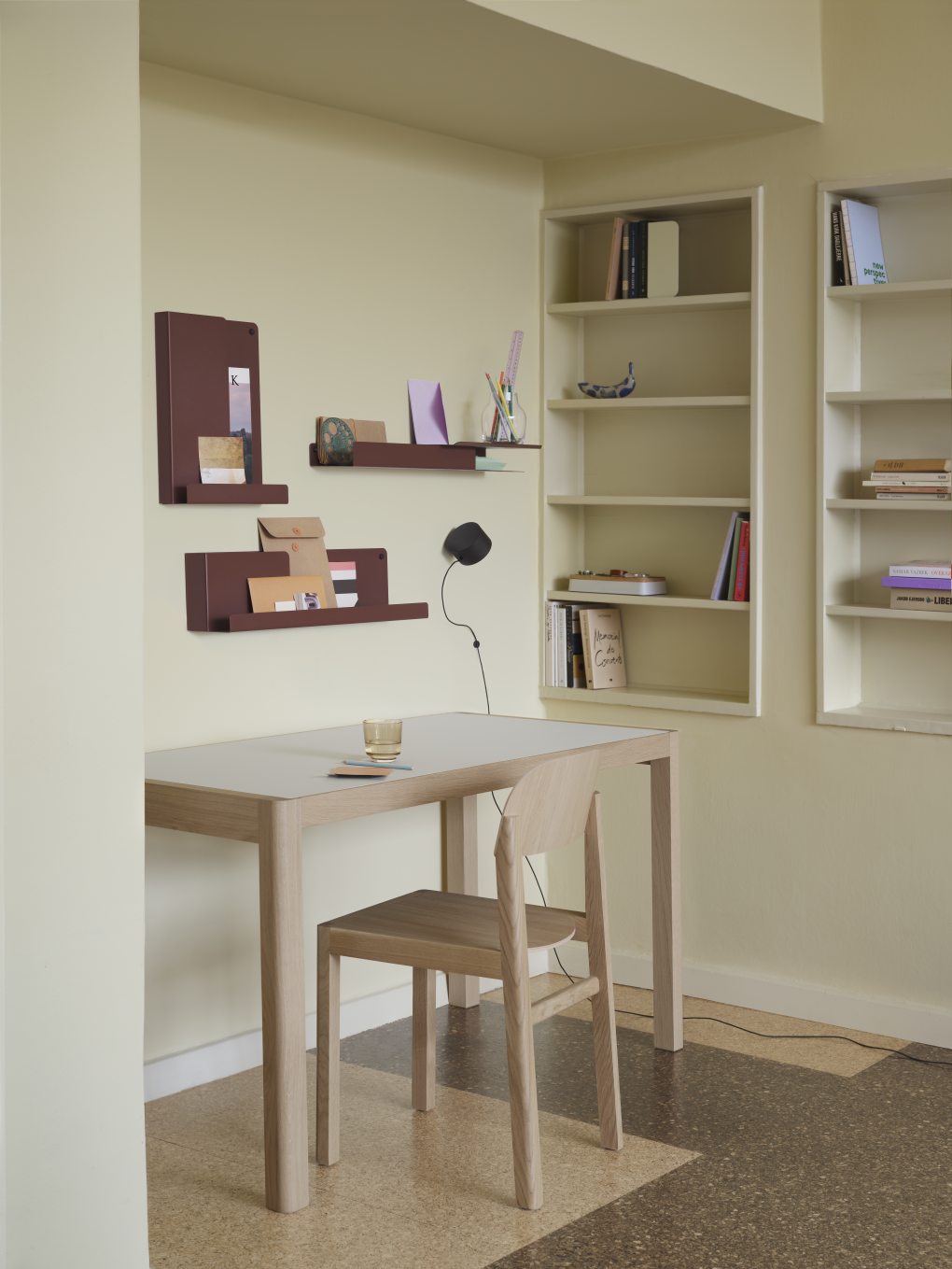 Braune Folded Shelves Wandregale von Muuto über einem Schreibtisch mit Stuhl in einem hellen Raum.