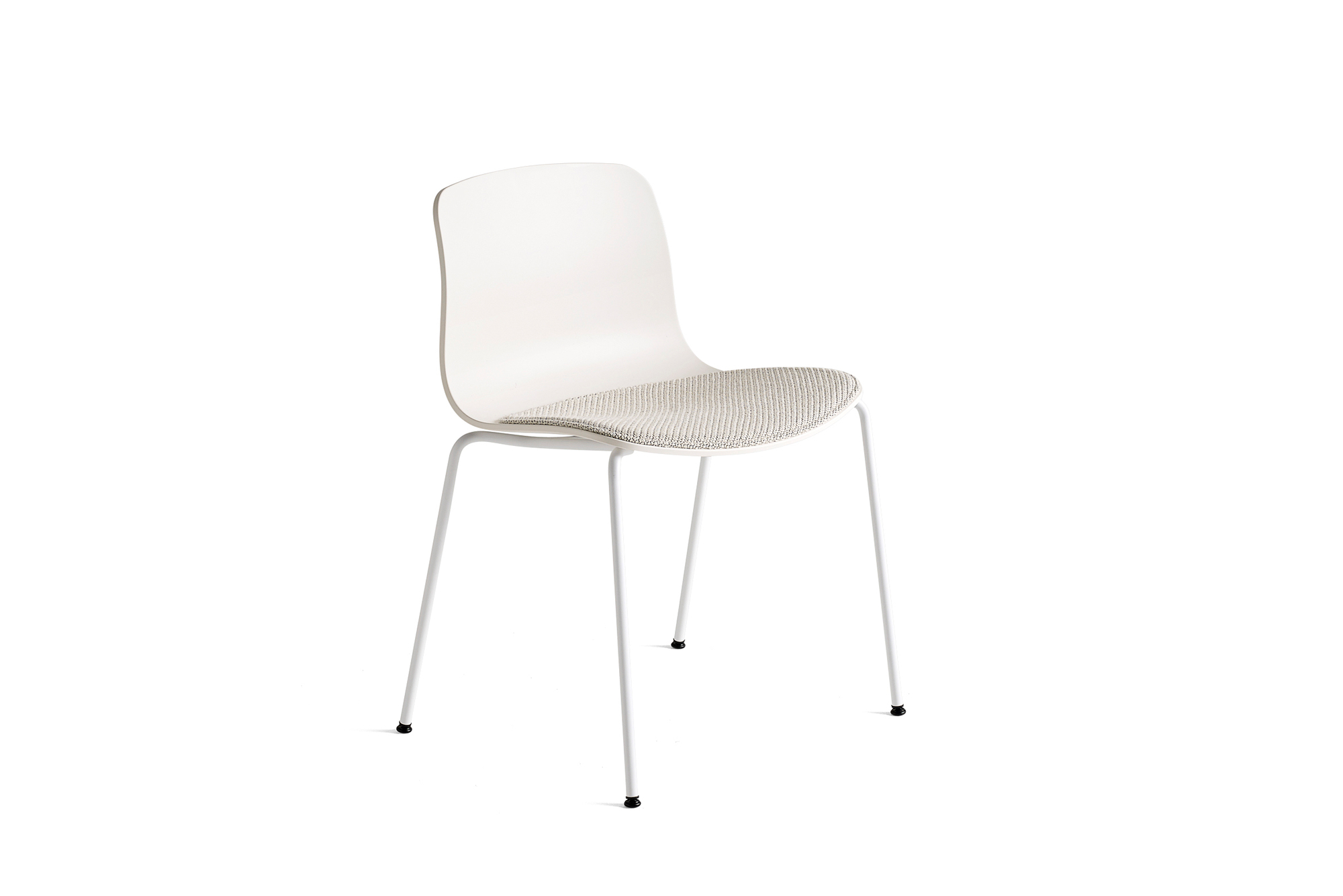 Weißer About a Chair AAC 16 Stuhl von Hay mit gepolsterter Sitzfläche und Stahlgestell.