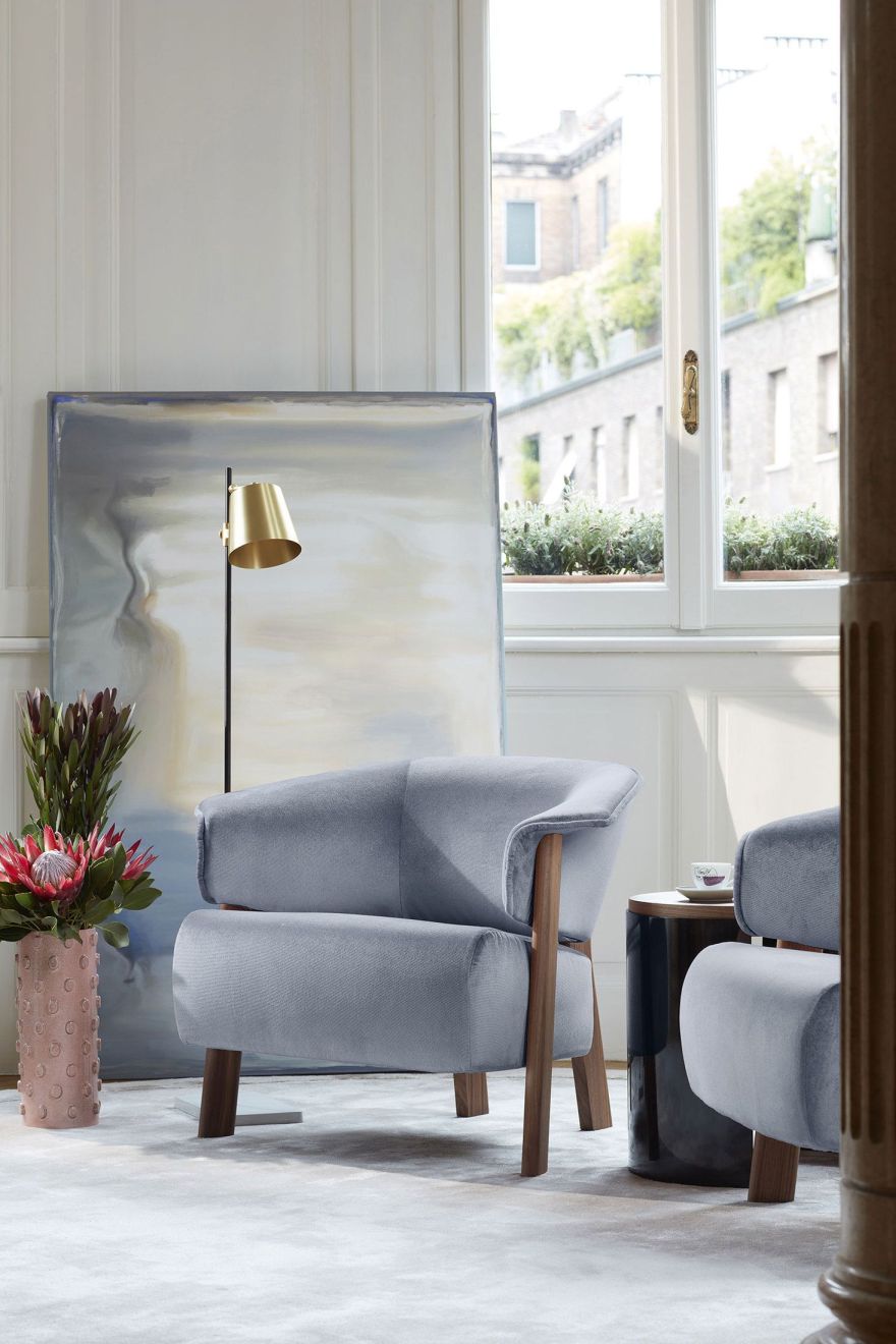 Back-Wing Armchair Sessel von Cassina in grauem Stoff und Holzbeinen im modernen Wohnzimmer.