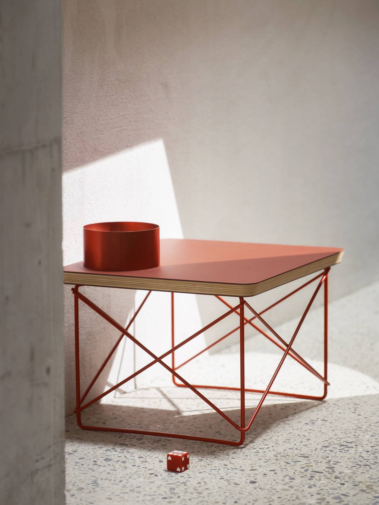 Vitra LTR Occasional Table: Roter Beistelltisch mit Linoleum-Tischplatte und filigranem Stahlgestell im modernen Design.