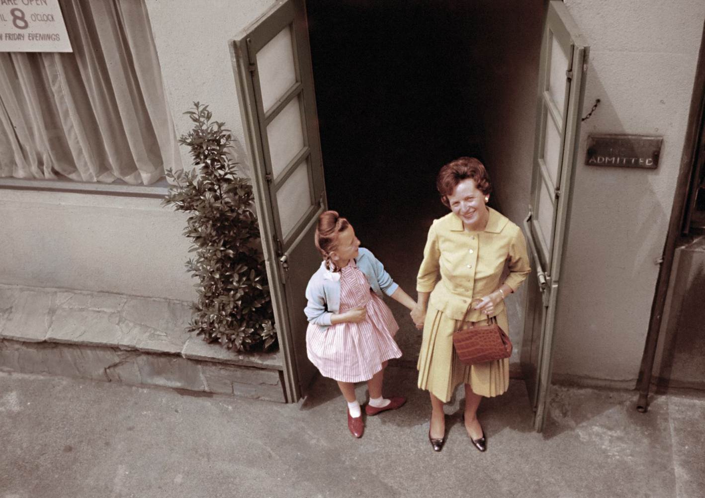 Marie´s Yellow Treteimer Vipp LIMITED EDITION: Frau mit Kind vor Hauseingang, gelbes Kleid, Retro-Look.