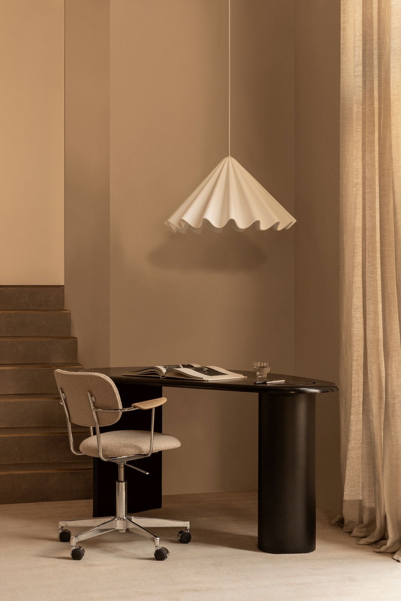 The Eclipse Desk Schreibtisch von Audo Copenhagen in minimalistischem Interieur mit Stuhl und Lampe.