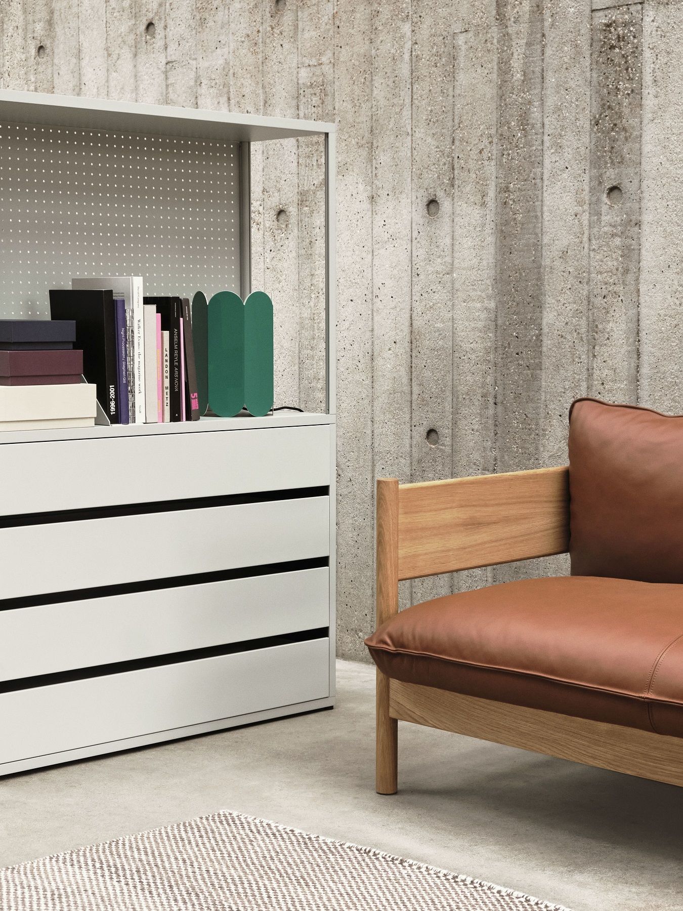 Nahaufnahme des Hay Arbour Eco Club Sofas mit braunem Lederbezug und hellem Holzrahmen.