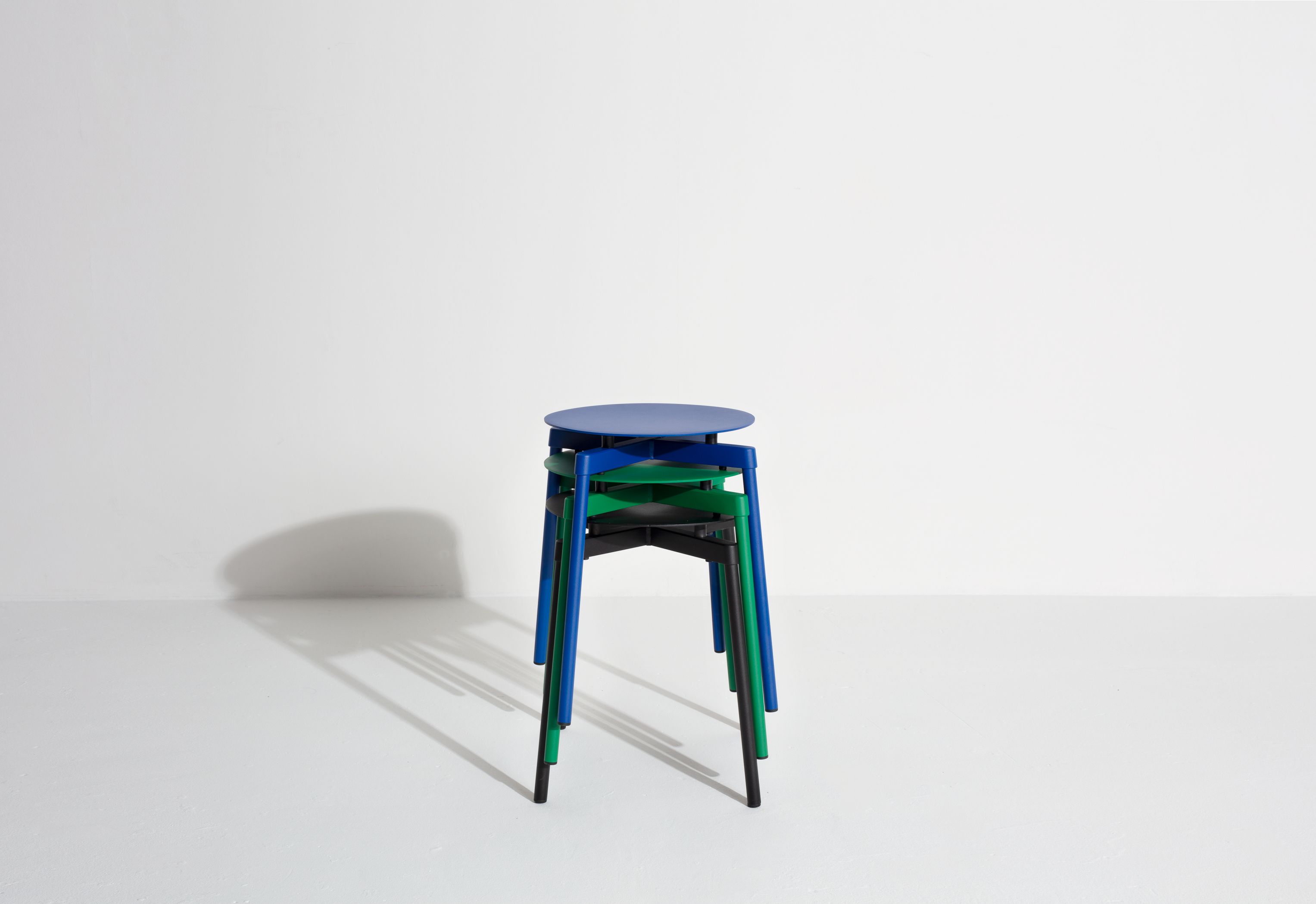 Gestapelte Fromme Stool Hocker von Petite Friture in Blau, Grün und Schwarz. Design Hocker.