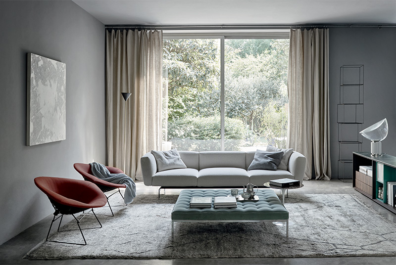 Wohnzimmer mit quadratischer Relax Florence Bank von Knoll International und Designermöbeln.