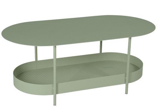 Salsa Outdoor Tisch von Fermob, niedriger Beistelltisch aus Metall in Salbeigrün mit Ablage.