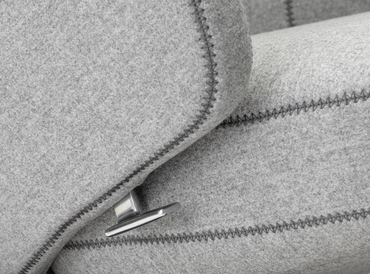 Detailaufnahme: Grauer Vitra Grand Repos Sessel mit Ottoman, Bezug Cosy Kieselstein und poliertem Aluminiumfuß.