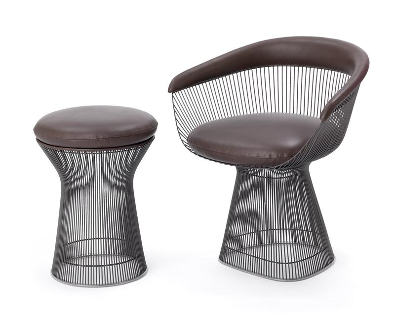 Platner Sessel klein von Knoll International mit braunem Lederpolster und passendem Hocker, Drahtgestell.