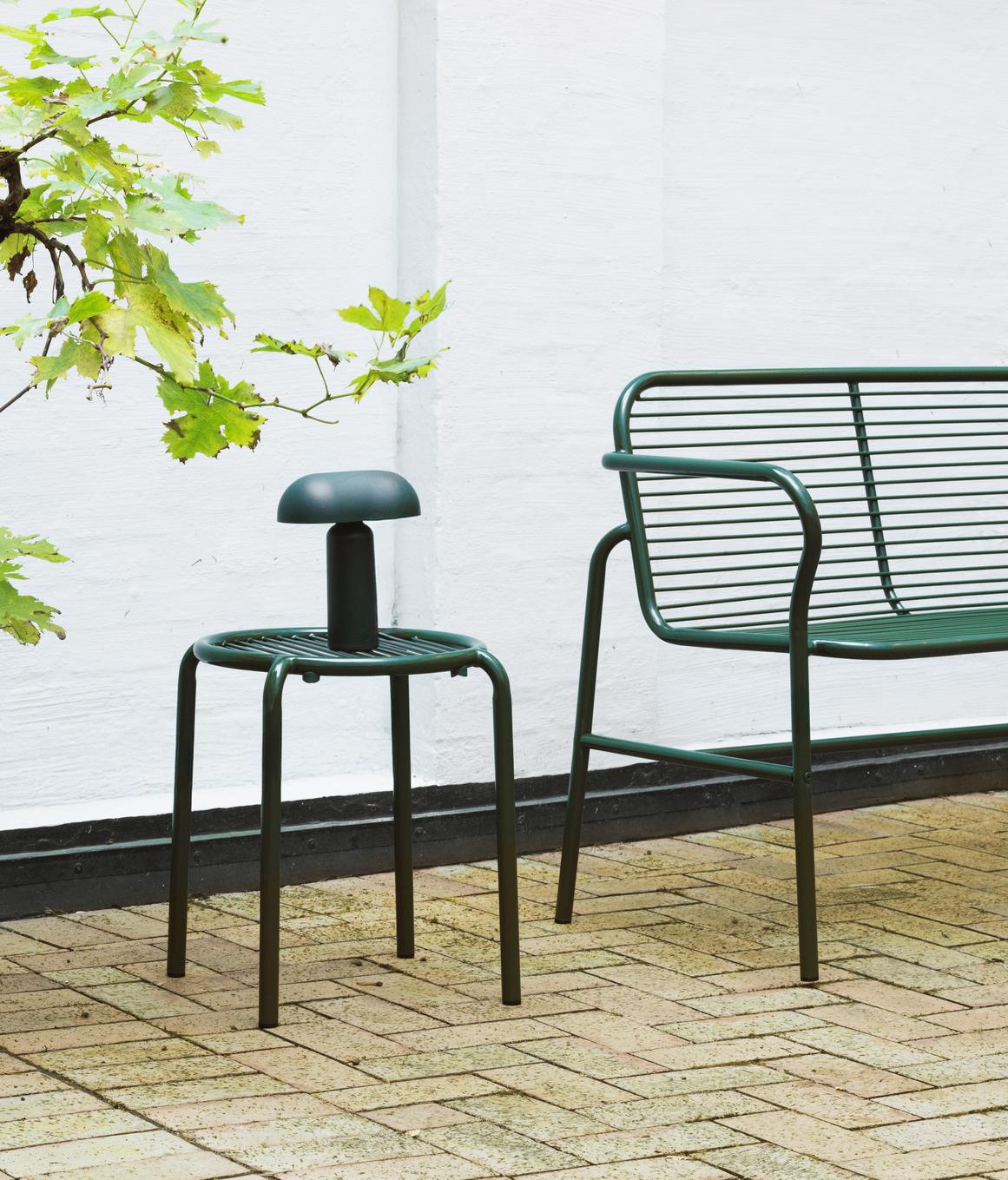 Grüne Vig Dining Bench Bank von Normann Copenhagen für den Außenbereich mit Hocker.