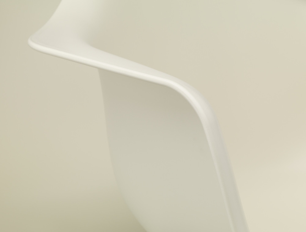 Detailaufnahme der Armlehne eines weißen Eames Plastic Arm Chair von Vitra, moderner Design Stuhl.