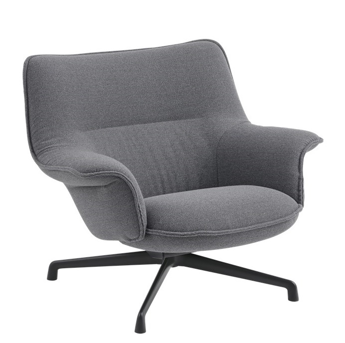 Grauer Doze Lounge Chair Low Sessel von Muuto mit schwarzem Drehfuß und bequemer Polsterung.