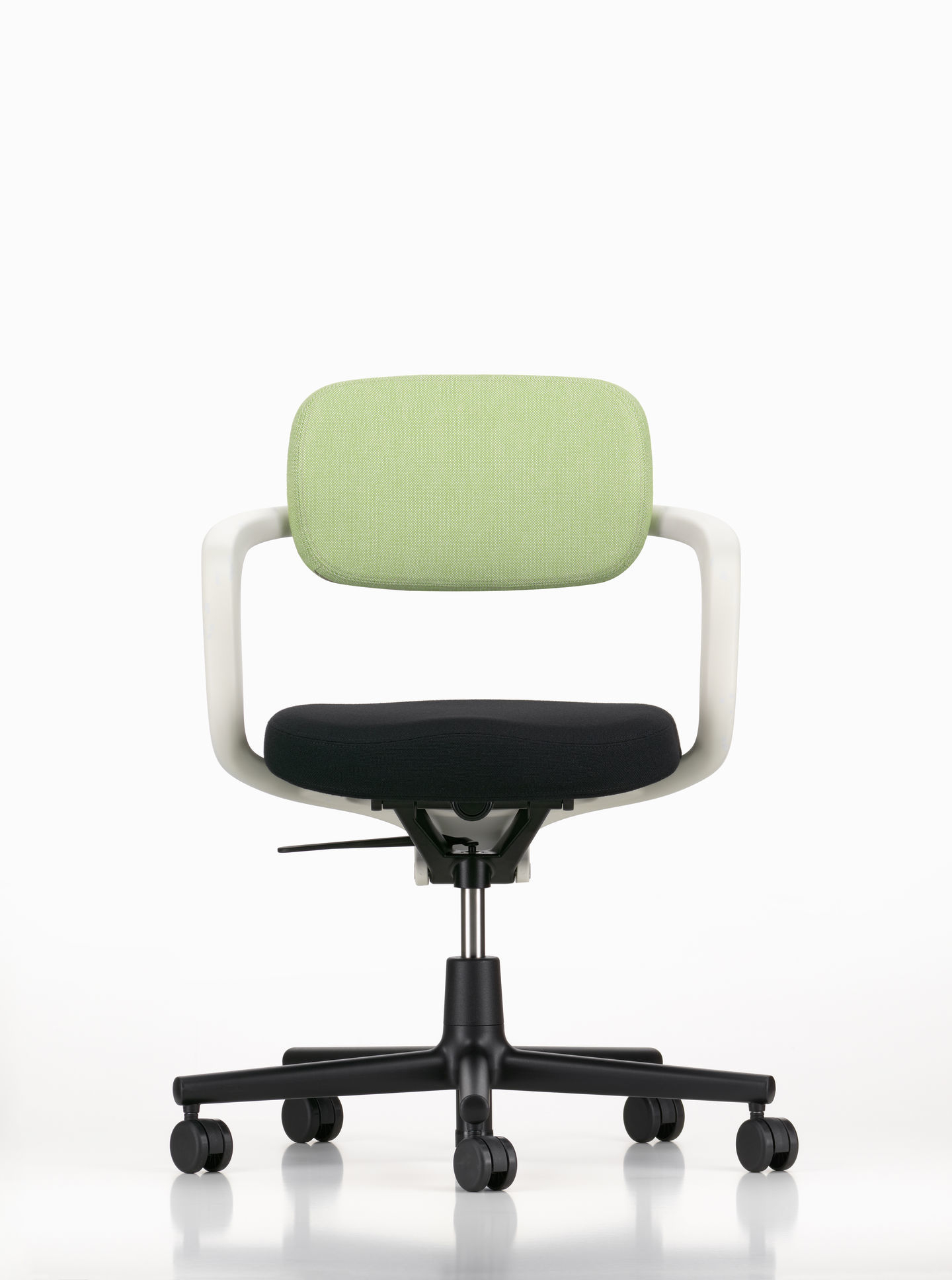 Vitra Allstar Bürostuhl mit schwarzer Sitzfläche und hellgrüner Rückenlehne, ergonomischer Drehstuhl für Büro.