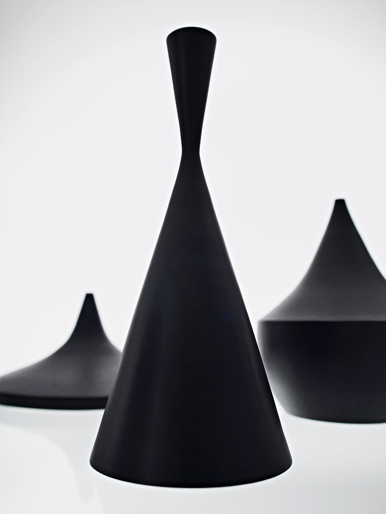 Schwarze Beat Wide Pendelleuchte von Tom Dixon, moderne Hängelampe für stilvolle Innenräume.