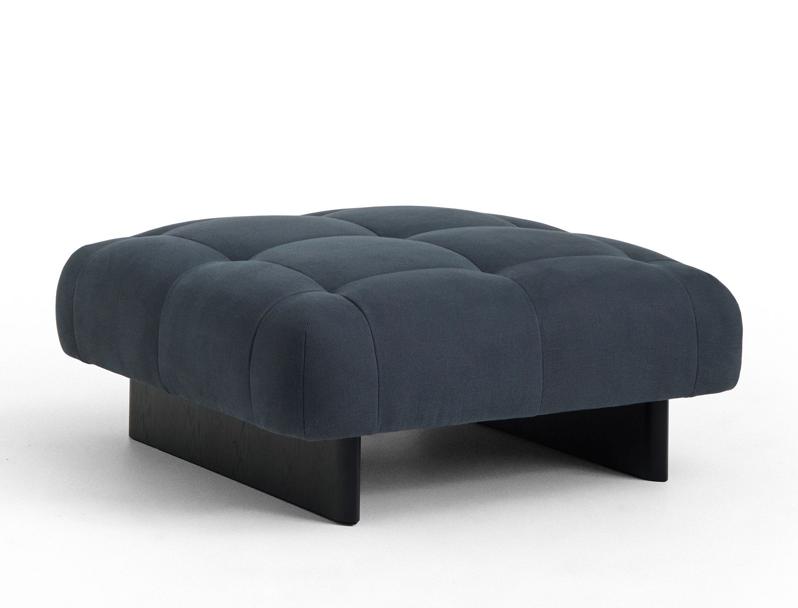 Quilton Ottoman Hocker von Hay, quadratisch, dunkelblau gepolstert mit Knopfheftung, auf niedrigem, schwarzen Holzsockel.