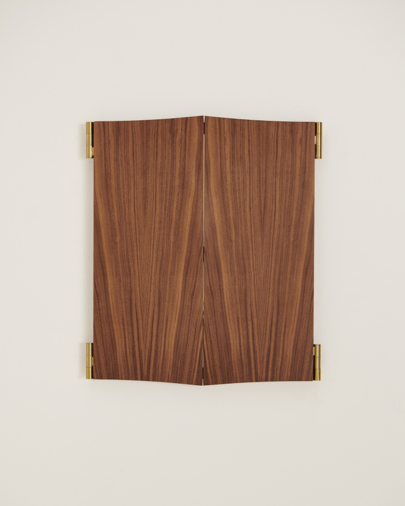 Gubi Vanity Wall Mirror 3, geschlossen, mit Walnuss-Furnier und goldenen Scharnieren an einer weißen Wand.