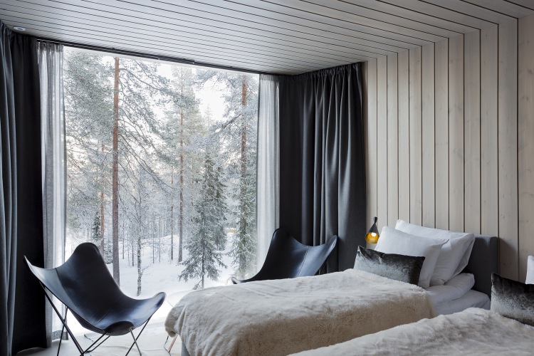 Zwei Pampa Mariposa Butterfly Sessel aus Leder in einem Schlafzimmer mit Winterausblick.
