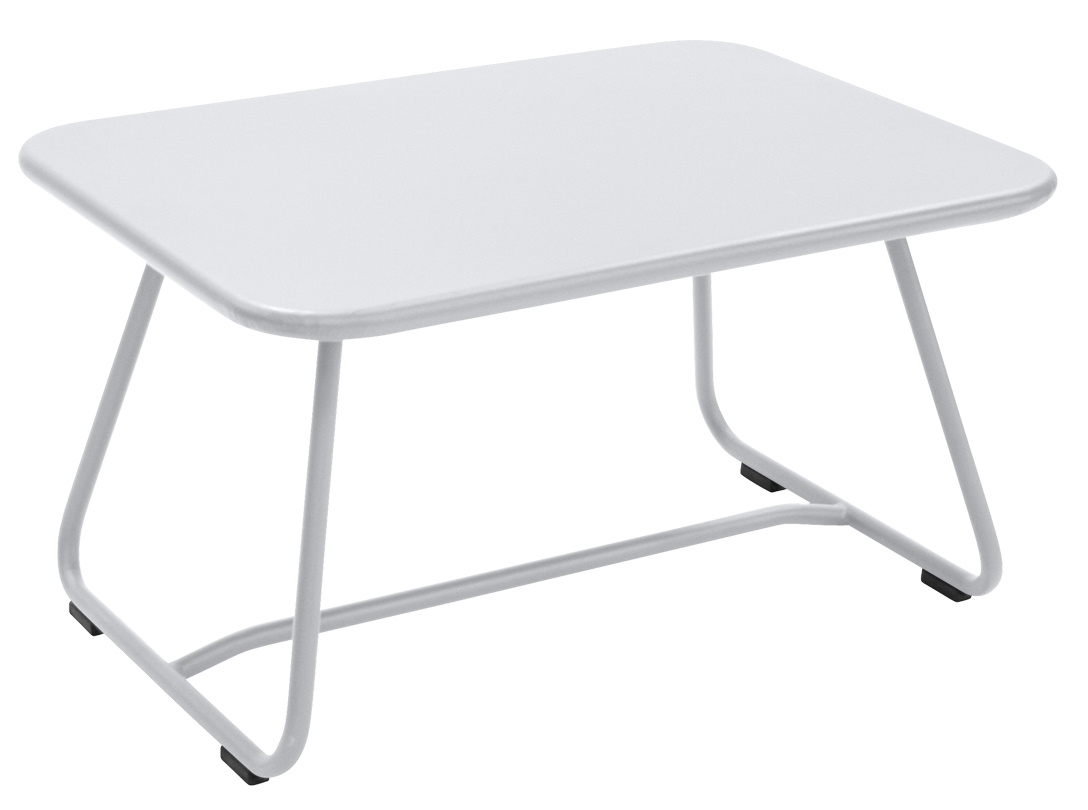 Weißer Sixties Outdoor-Tisch von Fermob: Moderner, niedriger Gartentisch mit rechteckiger Tischplatte und filigranem Stahlrohrgestell.