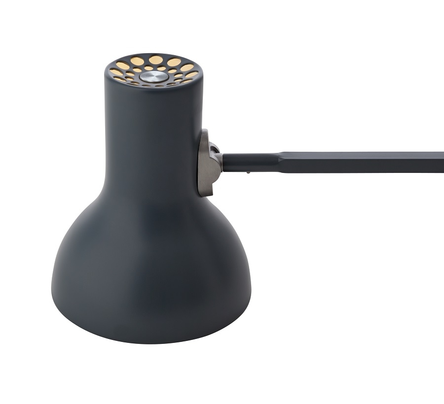 Nahaufnahme der grauen Type 75 Mini Anglepoise Schreibtischleuchte mit verstellbarem Arm und Lampenschirm.