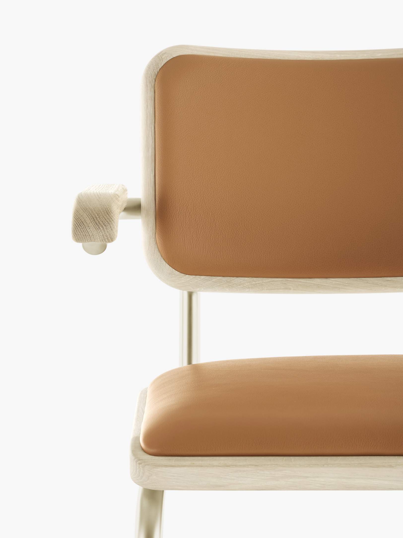 Detailaufnahme des JS. Thonet by Jil Sander S 64 P Freischwinger Stuhls mit braunem Leder und hellem Holzrahmen.