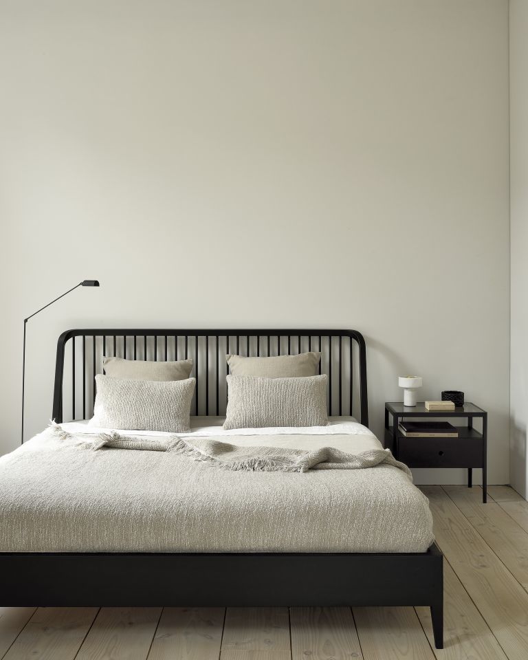 Spindle-bed eikenhout zwart Ethnicraft