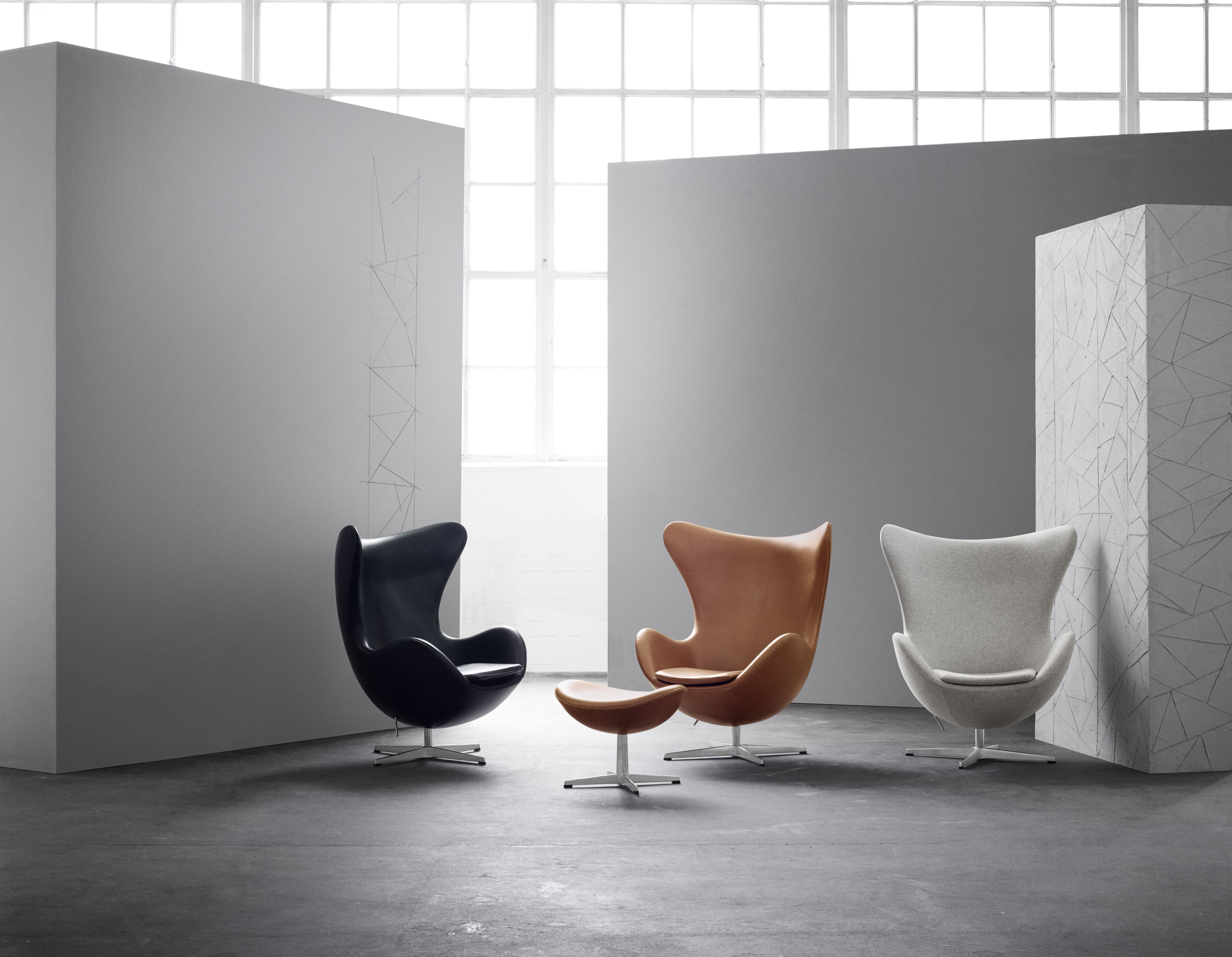 Egg Chair mit Hocker von Fritz Hansen in Leder und Walnuss, Designklassiker für Wohnzimmer.