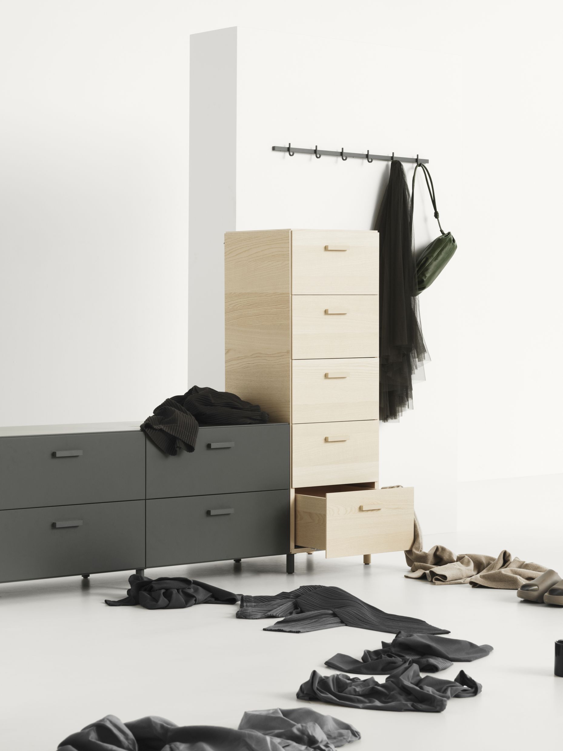Relief Kommode hoch mit Beinen von String Furniture in Beige und Grau im Raum.