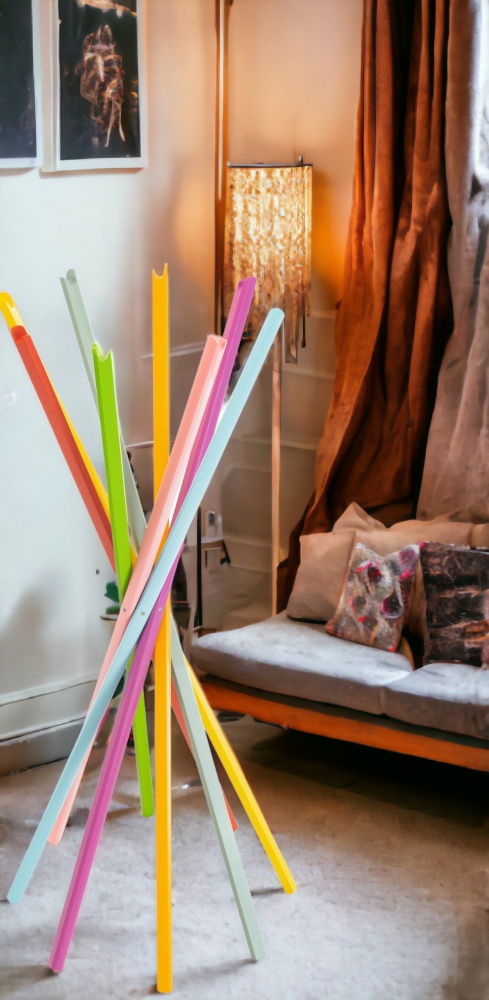 Mehrfarbiger 301 Sciangai Kleiderständer von Zanotta im modernen Wohnzimmer, kreative Garderobe mit bunten Stäben.