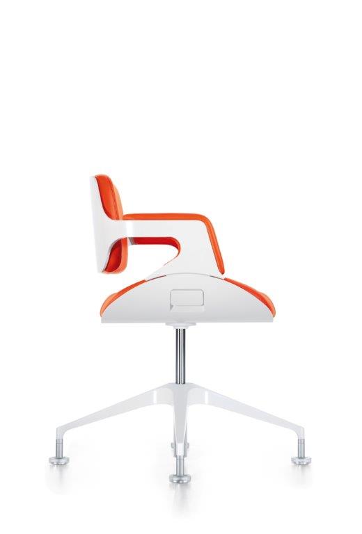 Weißer Interstuhl 101S Konferenzstuhl mit orangefarbenen Akzenten, Seitenansicht. Moderner Bürostuhl für Konferenzräume.