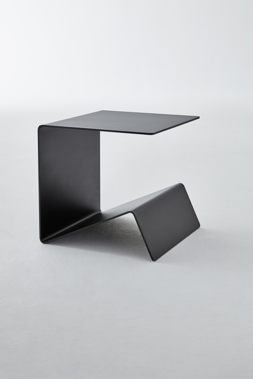 Schwarzer Buk  Beistelltisch von Müller Möbelwerkstätten, minimalistisches Design, ideal als Nachttisch oder Ablagetisch im Wohnzimmer.