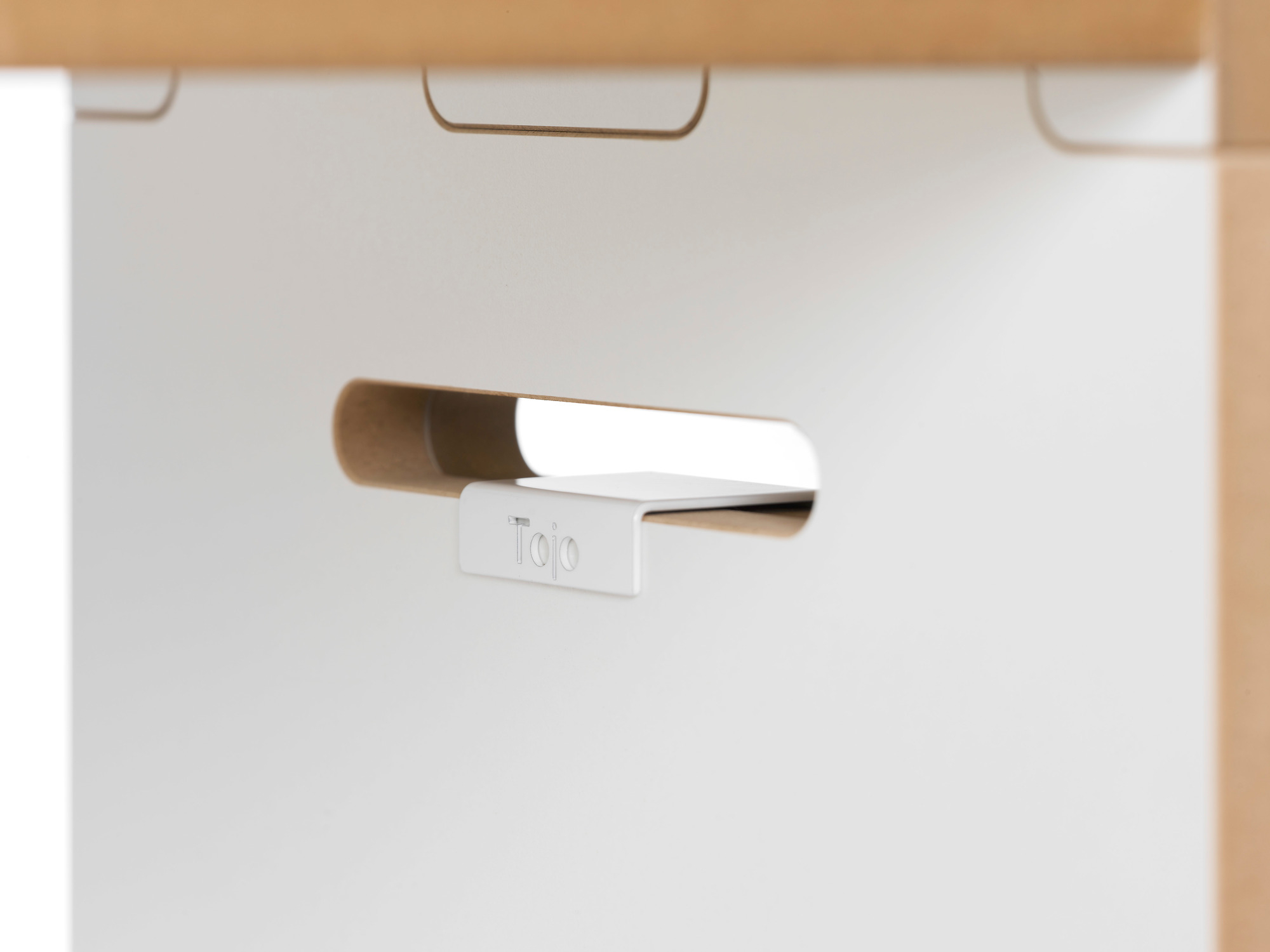 Detailaufnahme des Tojo Hochstapler Regal Clips, der ein Regalbrett hält.