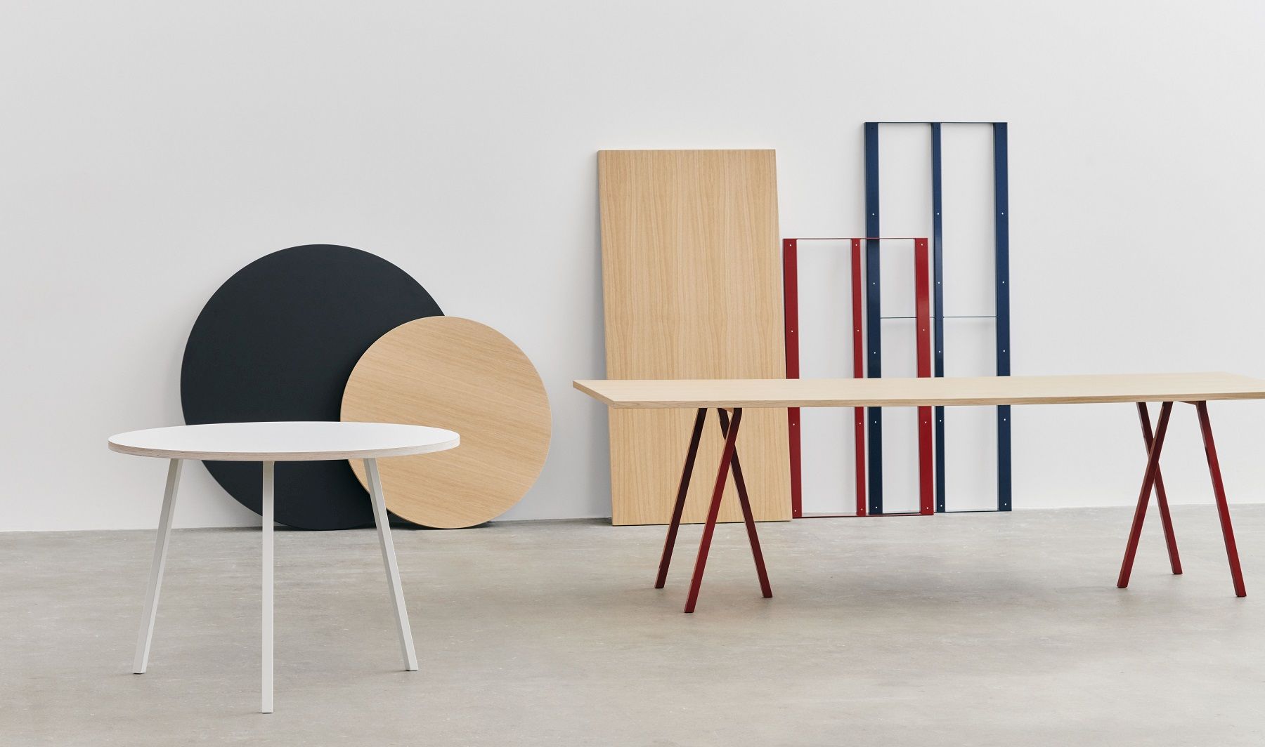 Heller Loop Stand Table von Hay mit roten Beinen, Esstisch und kleiner Beistelltisch.